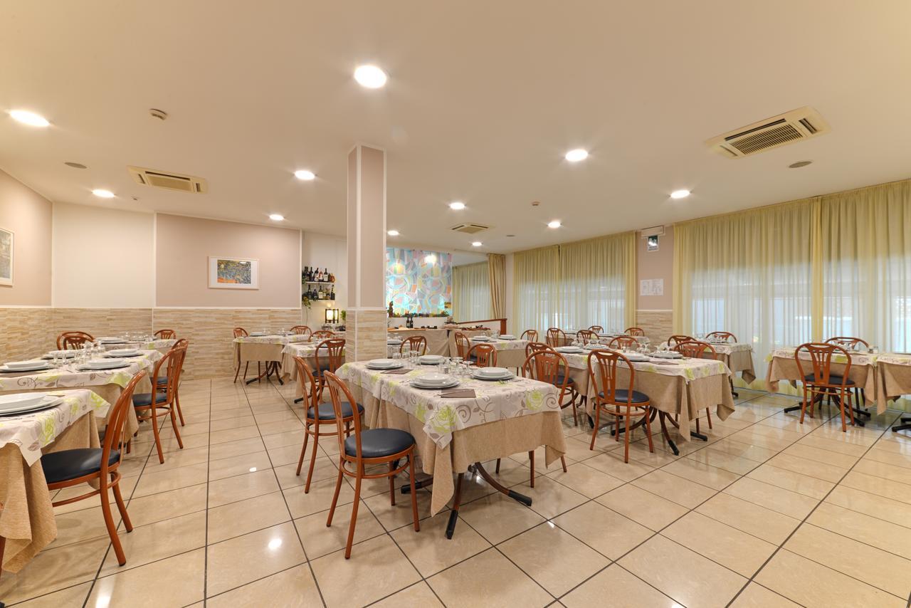 Hotel Taormina Риччоне Экстерьер фото