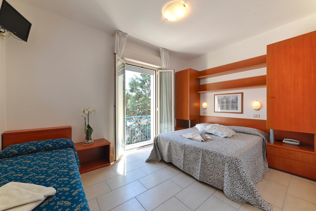 Hotel Taormina Риччоне Экстерьер фото